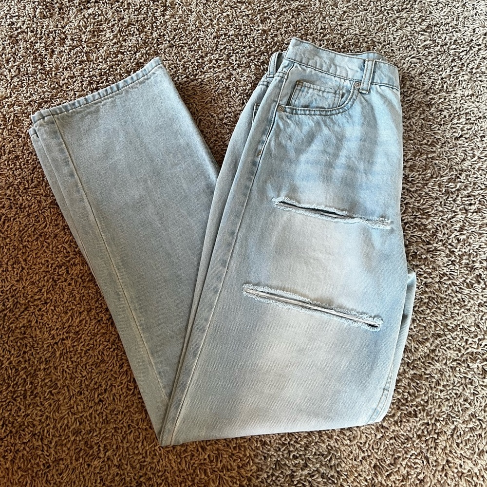 Light wash cut rip jeans